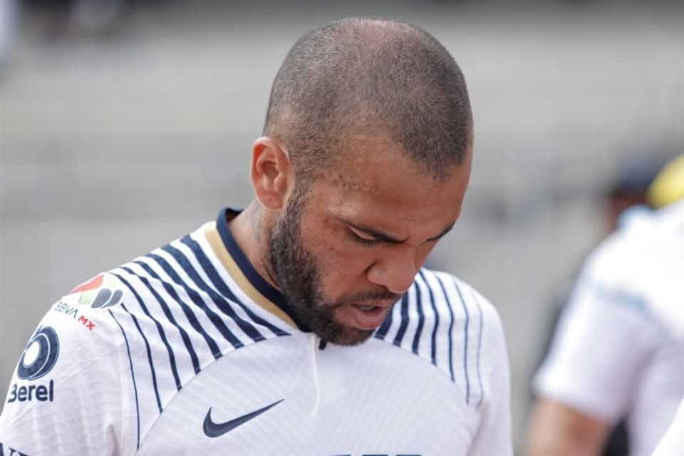 Dani Alves recibió fuertes críticas por su actuación frente a Santos.