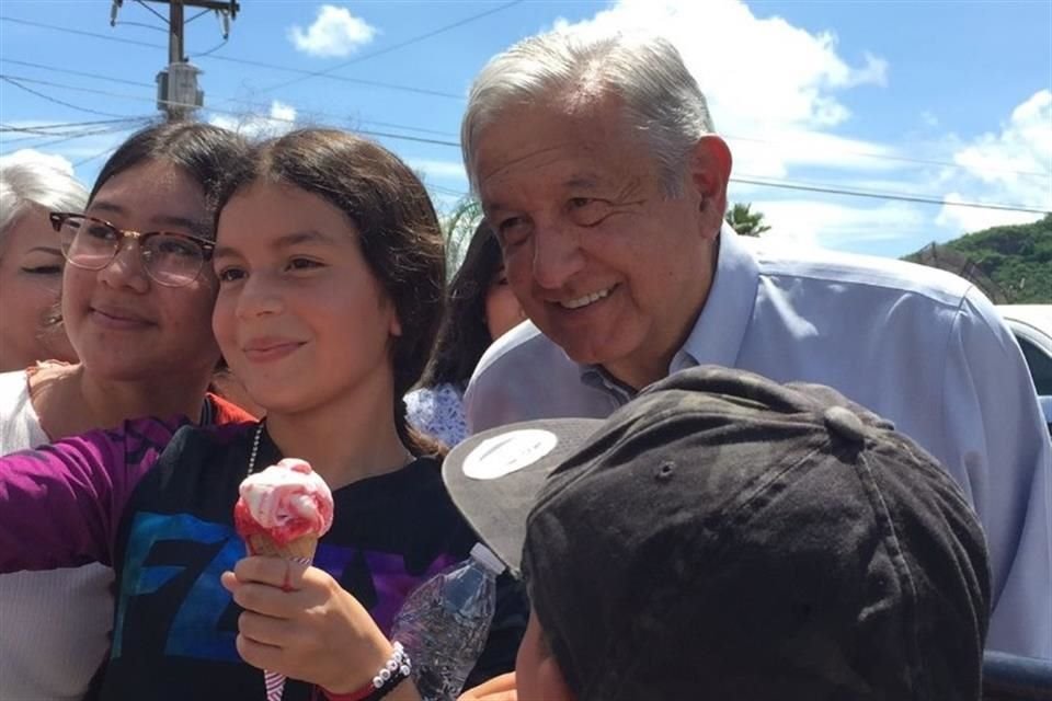 Andrés Manuel López Obrador posa para una selfie con una niñas durante su gira por Sonora.