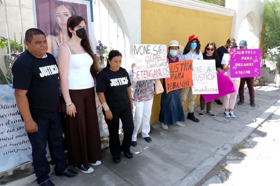 Algunos con pancartas, cartulinas en los que exigen justicia y que detengan a los responsables, es como realizaron la protesta.