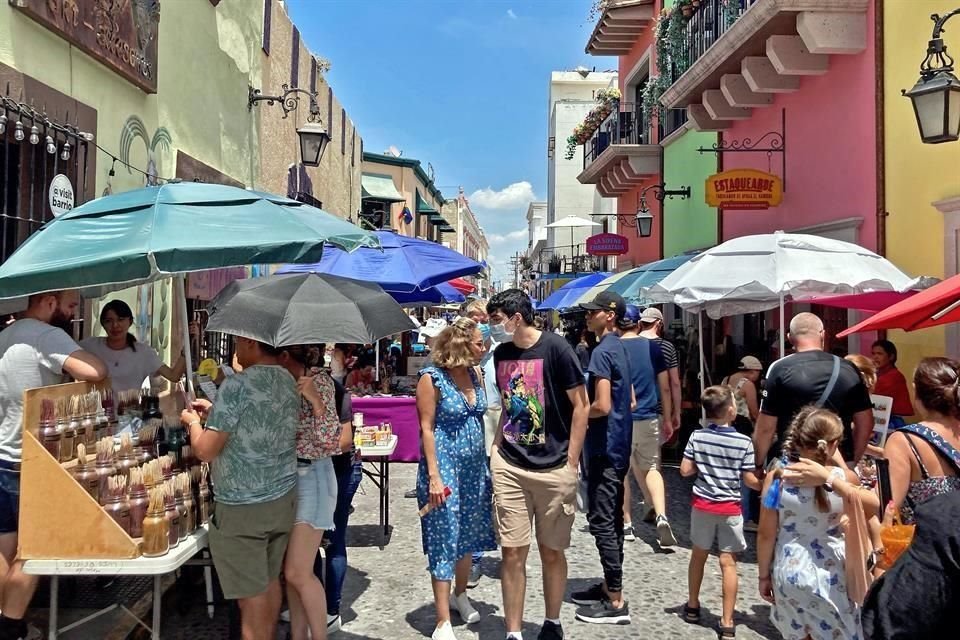 Pese a las altas temperaturas, regios y extranjeros disfrutan de este lugar los domingos.