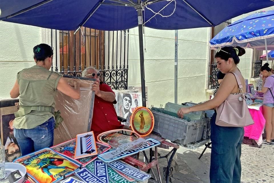 Junto con su pareja Margarita Borbón (izq.), Tomás Sánchez comparte esta actividad los domingos. Ambos trabajan en personalizar los cuadros vintage que la gente solicita.