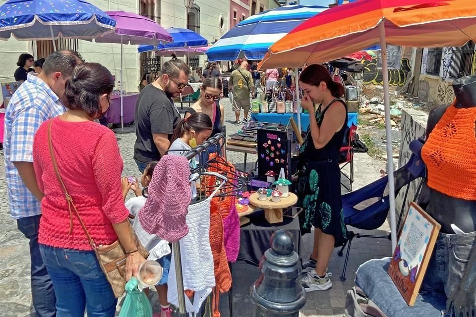 Melissa Benavides (der.) se unió hace semanas al Callejón Cultural. Ella de hace a mano accesorios y porta inciensos con arcilla de secado al aire.