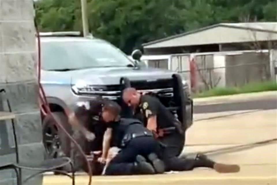 Tres policías en Arkansas fueron suspendidos tras viralizarse un video que muestra a los oficiales golpear a un sospechoso bajo arresto.