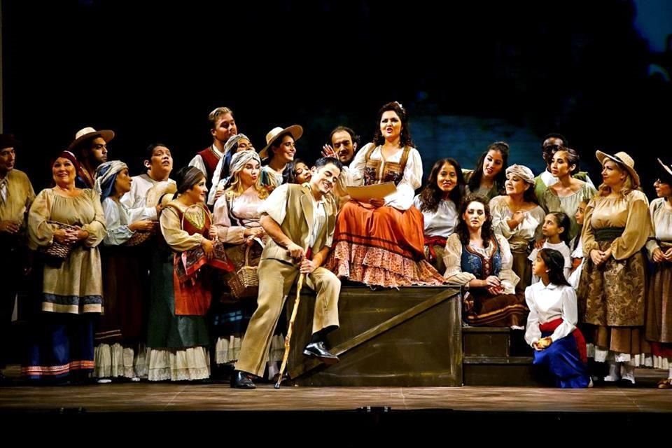 César Delgado y Luisa Mordel (al centro) en sus papeles protagónicos del ingenuo Nemorino y de la frívola Adina.