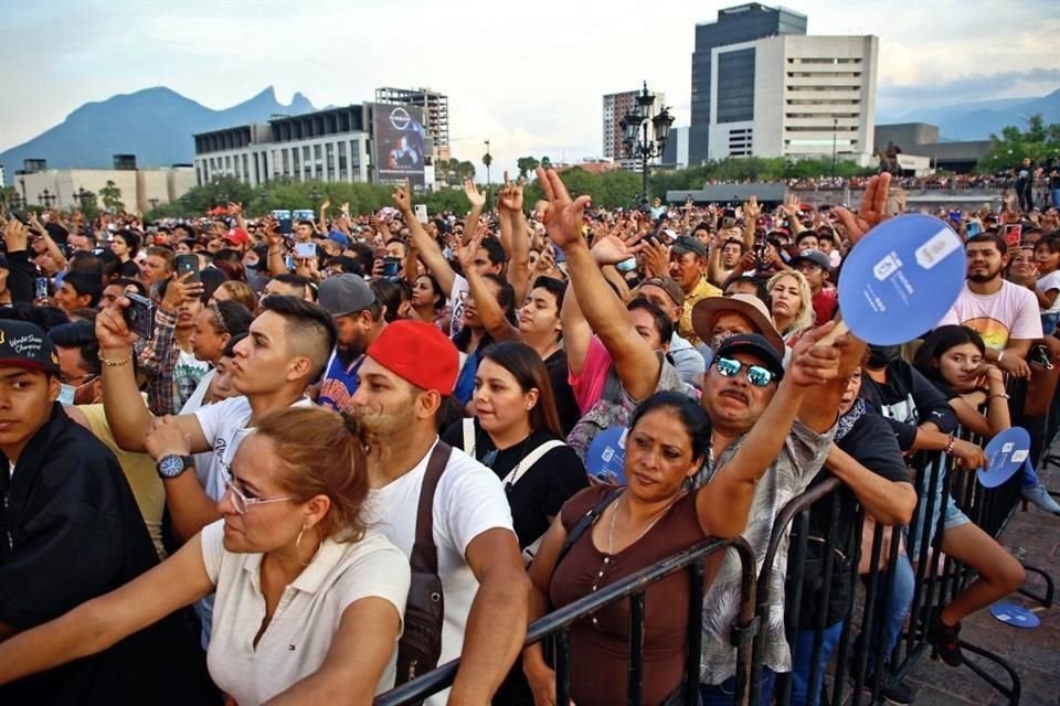 El homenaje al 'Cacique de la Campana' reunió a 25 mil personas en la Explanada de los Héroes, según cifras oficiales.