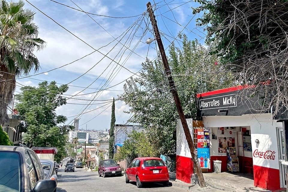 El poste dañado se ubica en el cruce de las calles Serafín Peña y Lago de Pátzcuaro, en la Colonia Independencia.