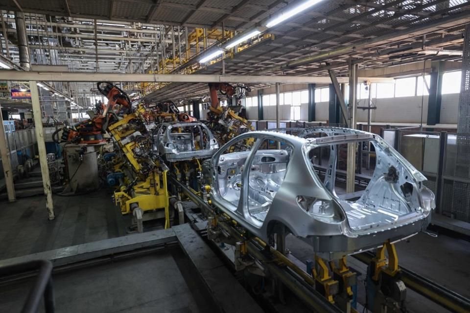 La cadena de valor de la industria automotriz sufriría afectaciones si México pierde la disputa energética bajo T-MEC.