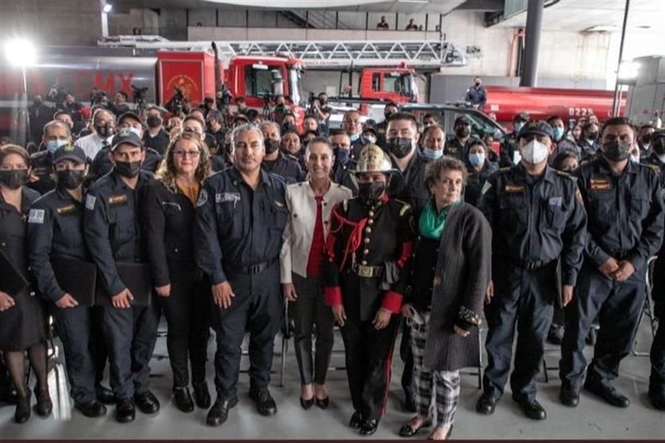 Tras reconocer carencias, Claudia Sheinbaum prometió que se destinarán 115 millones de pesos para el equipamiento para Bomberos.