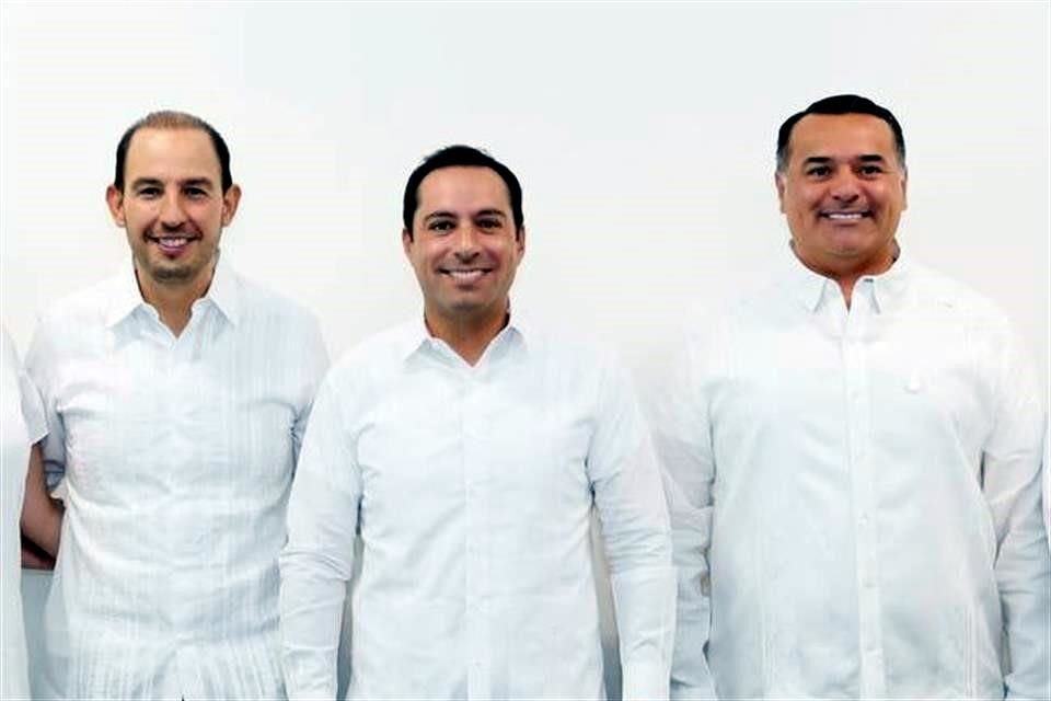 Marko Cortés (izq) con Mauricio Vila (centro) y Renán Barrera, en Mérida.