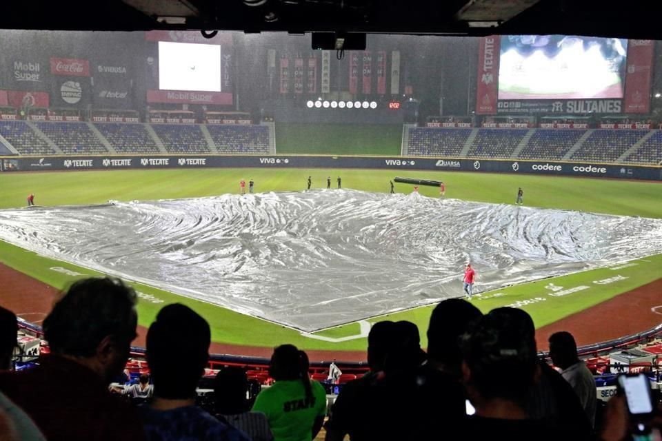 Derivado de la lluvia que se presentó esta noche, el juego entre Sultanes y Tecolotes fue suspendido por algunos minutos.