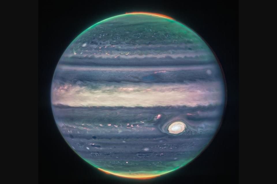 Plano de Júpiter en el que se muestra una gran tormenta como una mancha blanca.