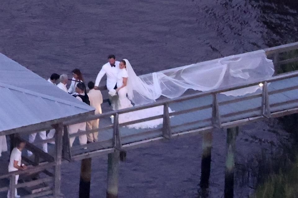 Revelaron más detalles sobre el vestido que utilizó Jennifer Lopez durante su gran boda con el actor Ben Affleck.