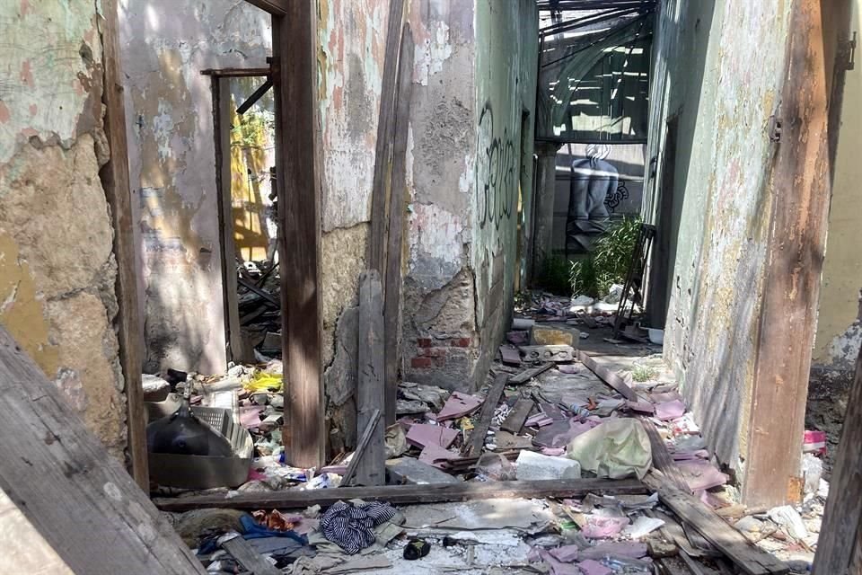 Sobre la Calle Platón Sánchez y Washington hay una casa abandonada que está llena de basura.