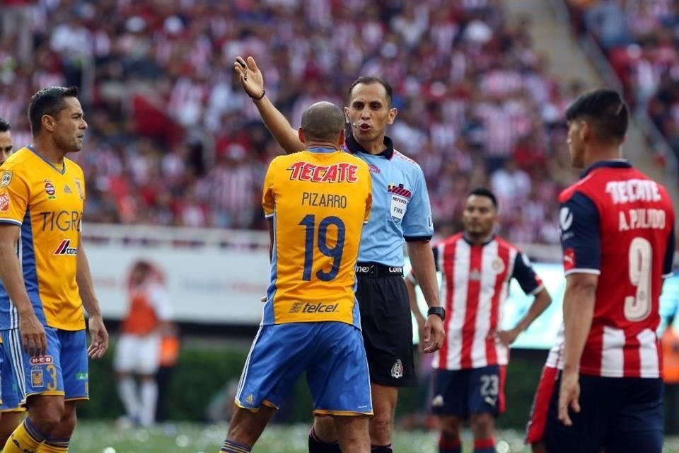 Santander pitó en la Final del Clausura 2017 entre Chivas y Tigres, en el que no marcó un penalti en favor de los felinos.