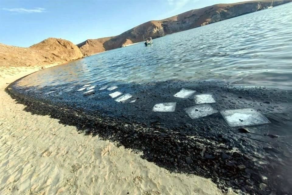 Un yate que se incendió derramó combustible en Playa Balandra, en BCS; autoridades estiman que tardarán dos semanas en reparar daño.