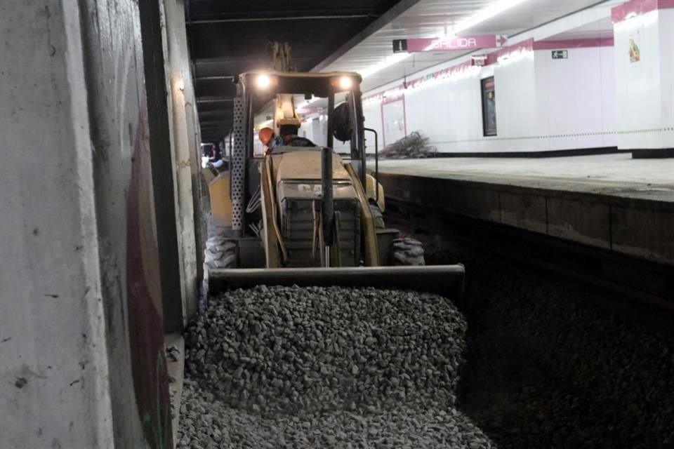 El Metro informó que la capa del material pétreo que dará soporte a las vías que serán instaladas comenzó a colocarse.