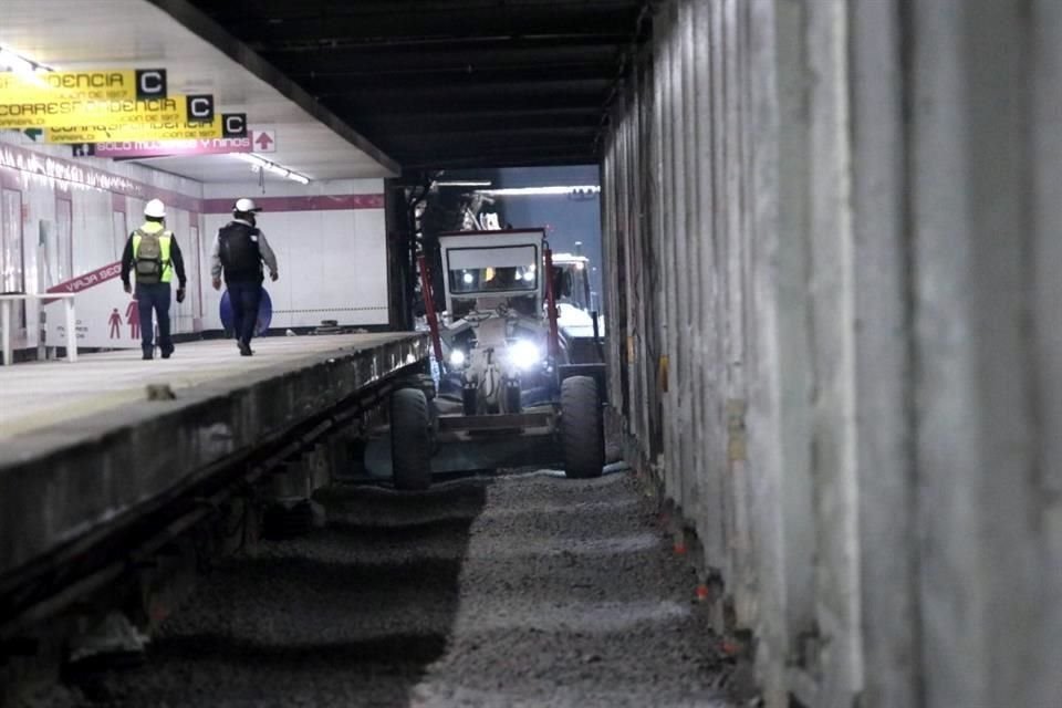 El Metro informó que la capa del material pétreo que dará soporte a las vías que serán instaladas comenzó a colocarse.