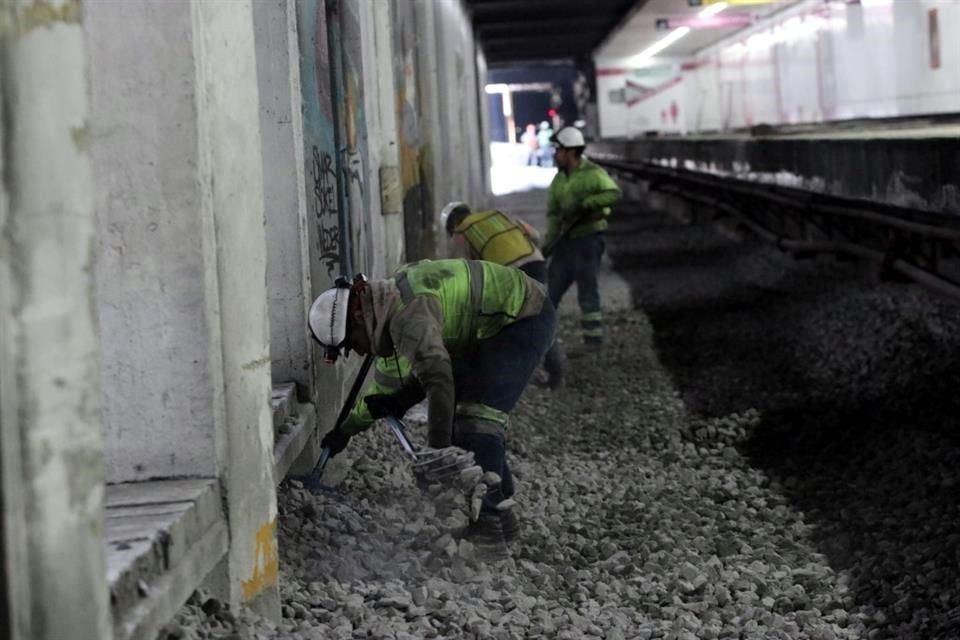 El Metro informó que la capa del material pétreo que dará soporte a las vías que serán instaladas comenzó a colocarse.