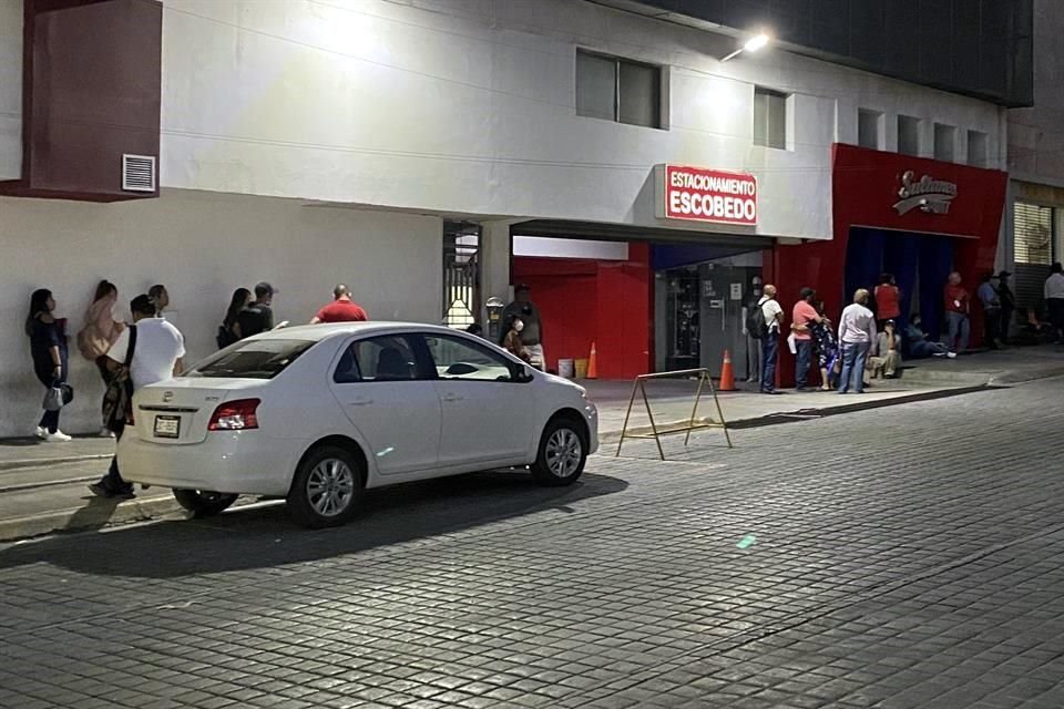 Las personas llegan a formarse desde las 5:00 horas a la oficina en la calle Escobedo, y deben esperar a que abran a las 8:30 horas.