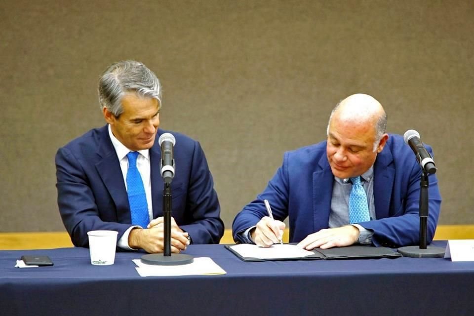 Guillermo Torre (izq.) y Héctor Valle en la firma de convenio entre TecSalud y Funsalud.