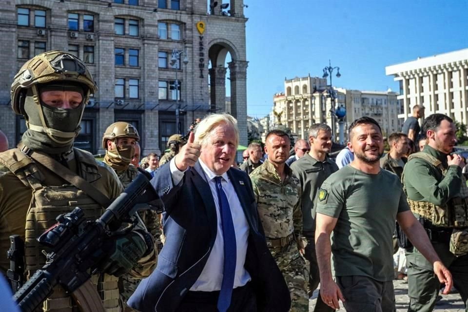 El primer Ministro británico Boris Johnson y el Presidente ucraniano Volodymyr Zelensky caminan por las calles de Kiev.