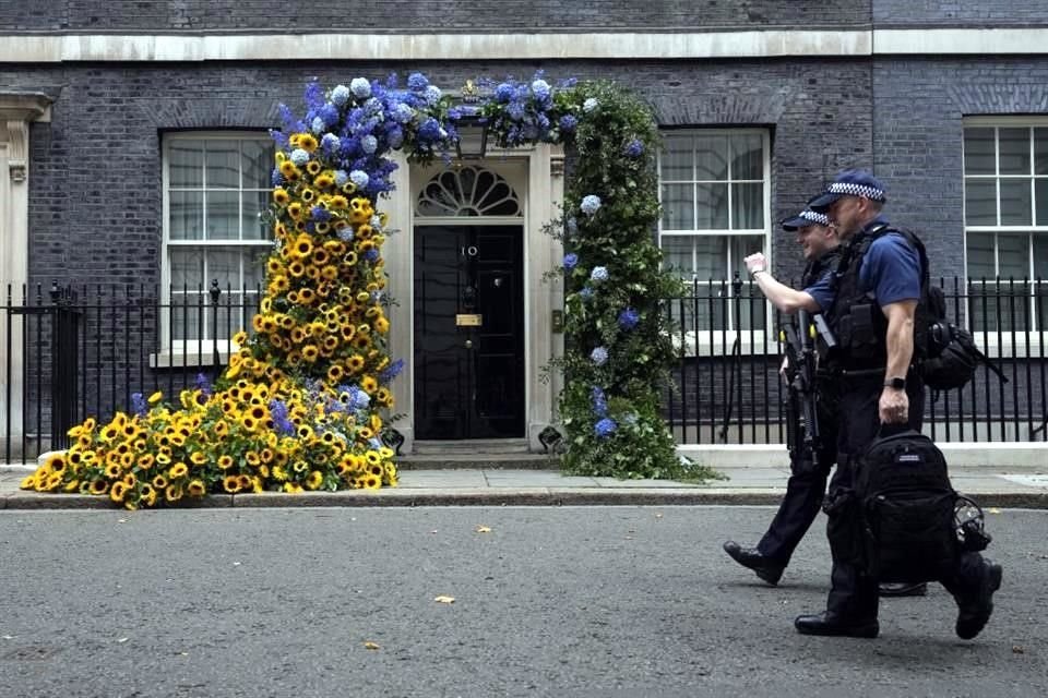 La residencia del Primer Ministro Británico, en 10 Downing street, Londres, decorada con flores por la Independencia de Ucrania.