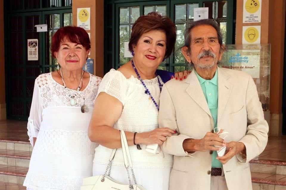 Yolanda Flores, la cumpleañera y Ramiro González