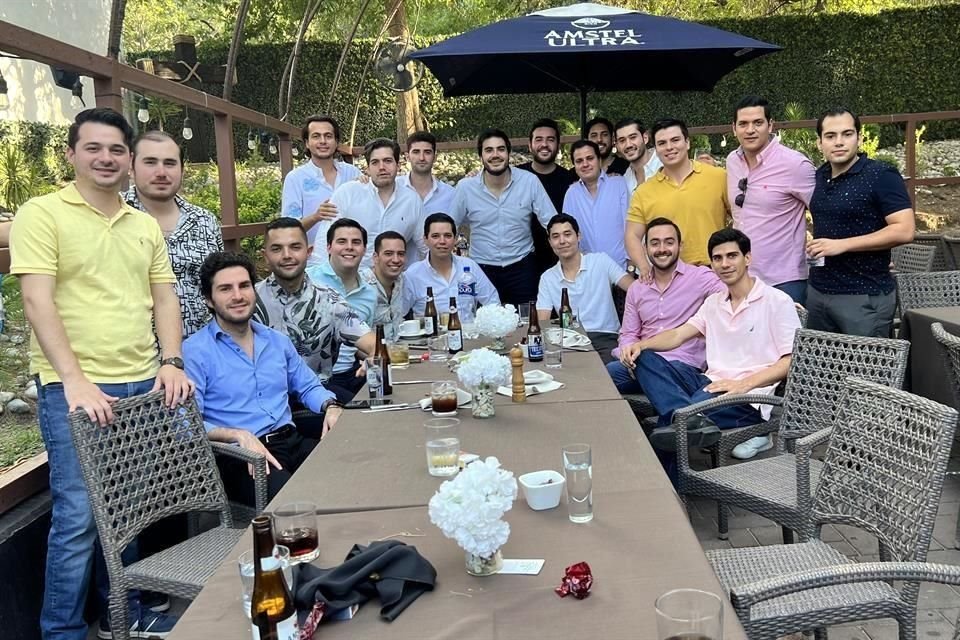 El novio con un grupo de amigos.