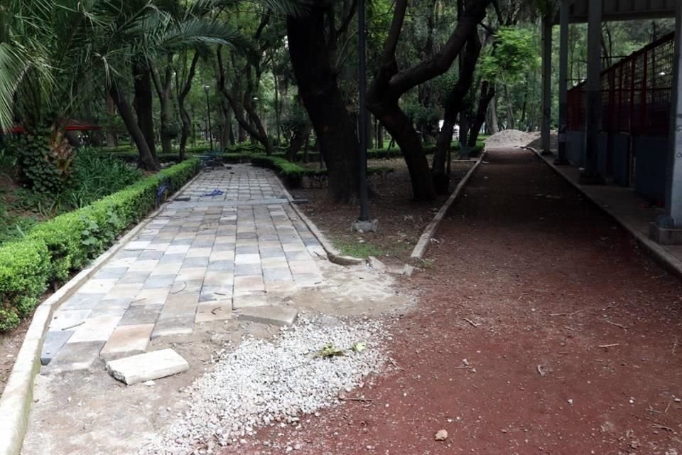 El lugar es un parque urbano protegido como espacio abierto, también considerado área verde, por lo que no debía ser pavimentado.
