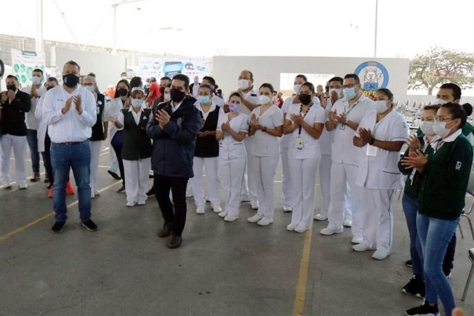 El Alcalde interino, Héctor Urquidi Tamiatti, reconoció el trabajo de las enfermeras en la aplicación de la vacunación contra el coronavirus.