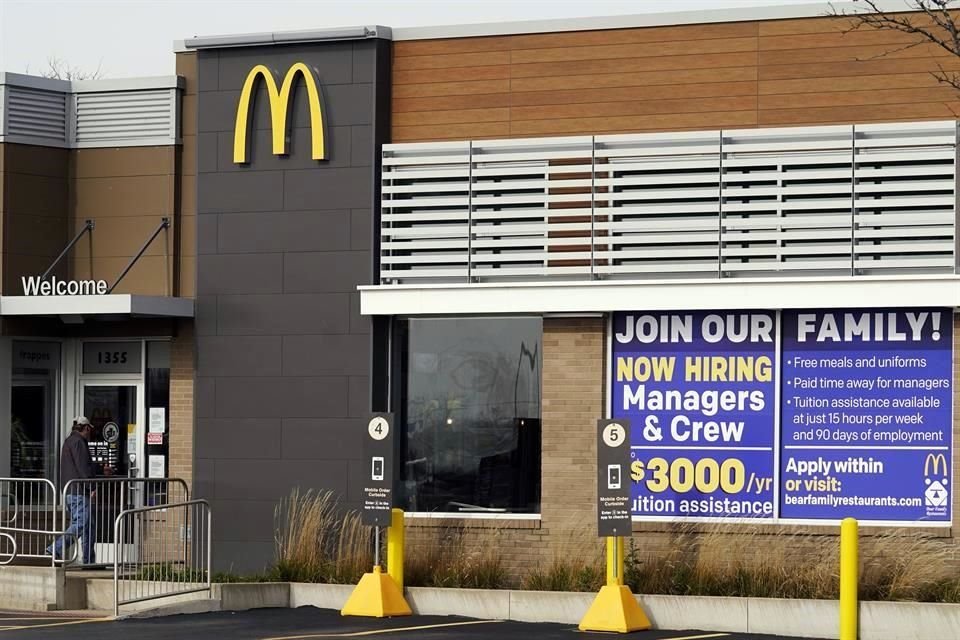 McDonald's quiere contratar 10 mil empleados más por hora durante los próximos tres meses.