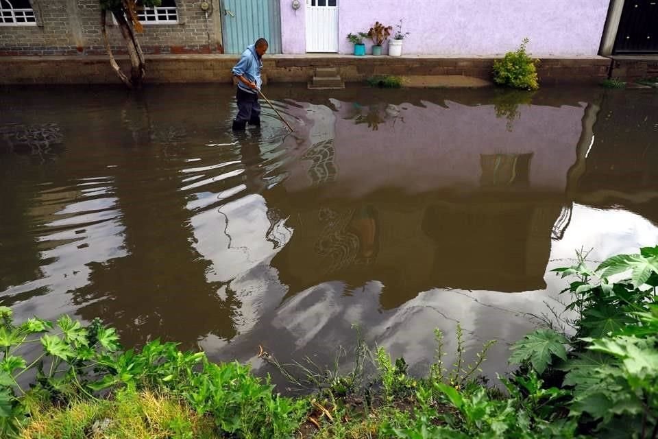 Vecinos se ven obligados a caminar entre el agua.