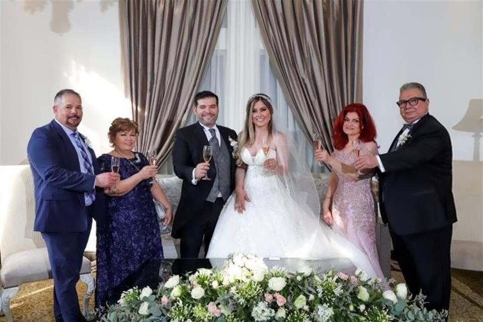 Rafael González, Rafaela López de González, Juan José González, Thalía Torres Sáenz, Sonia Sáenz de Torres y Ricardo Torres