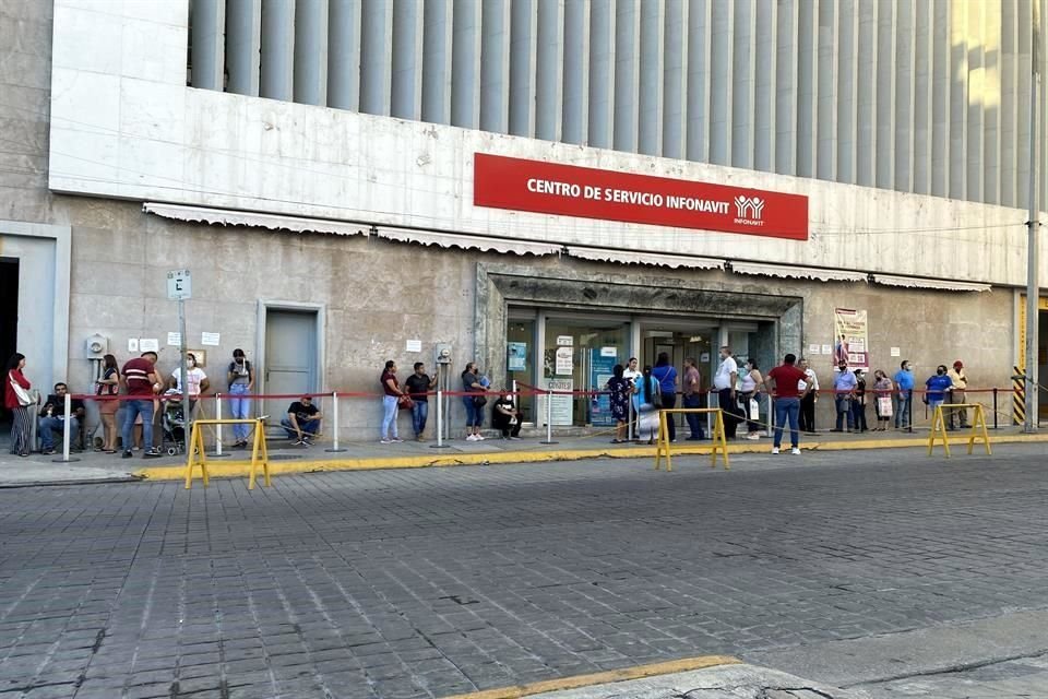 La sede del Infonavit en el Centro está rebasada, con filas que dan vuelta a la cuadra.