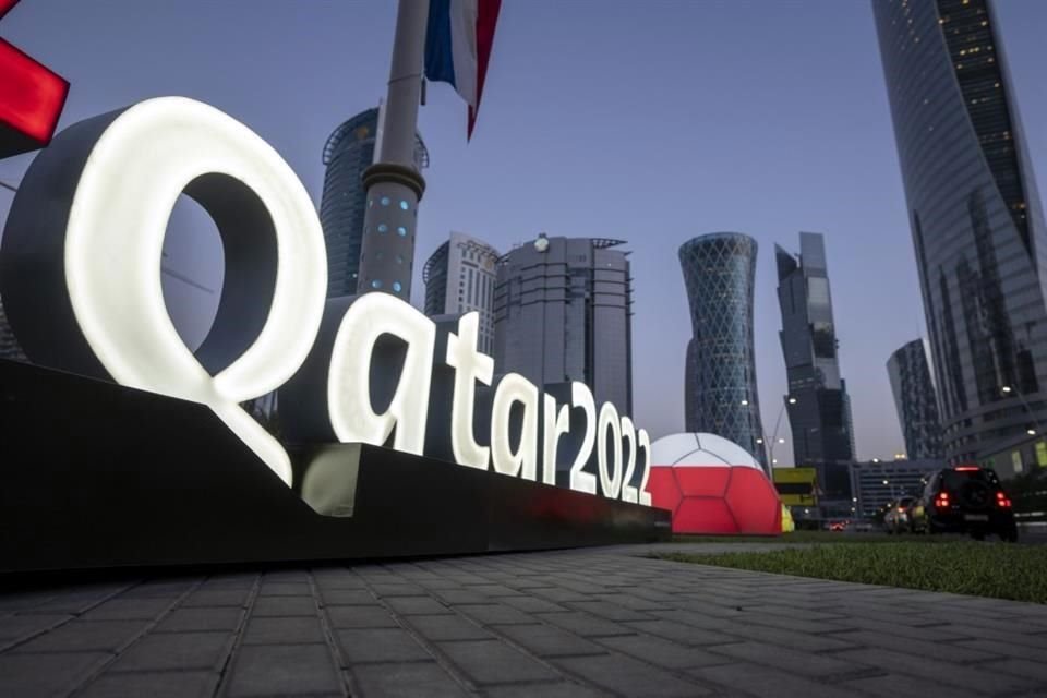 Un anuncio del Mundial de 2022 cerca del Centro de Convenciones y Exhibiciones de Doha, Qatar.