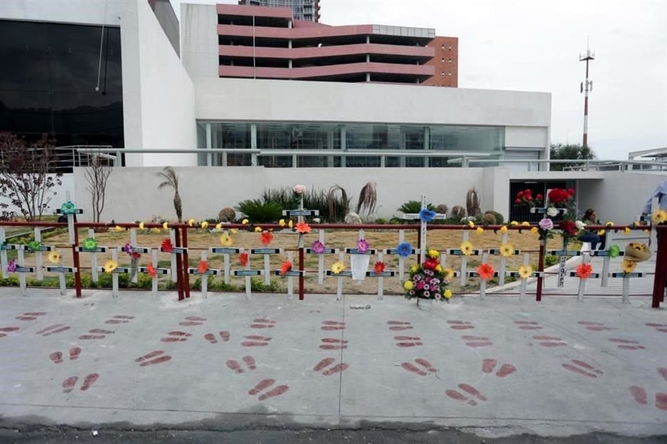 En el lugar se construyó un memorial con 52 cruces con el nombre de cada víctima.