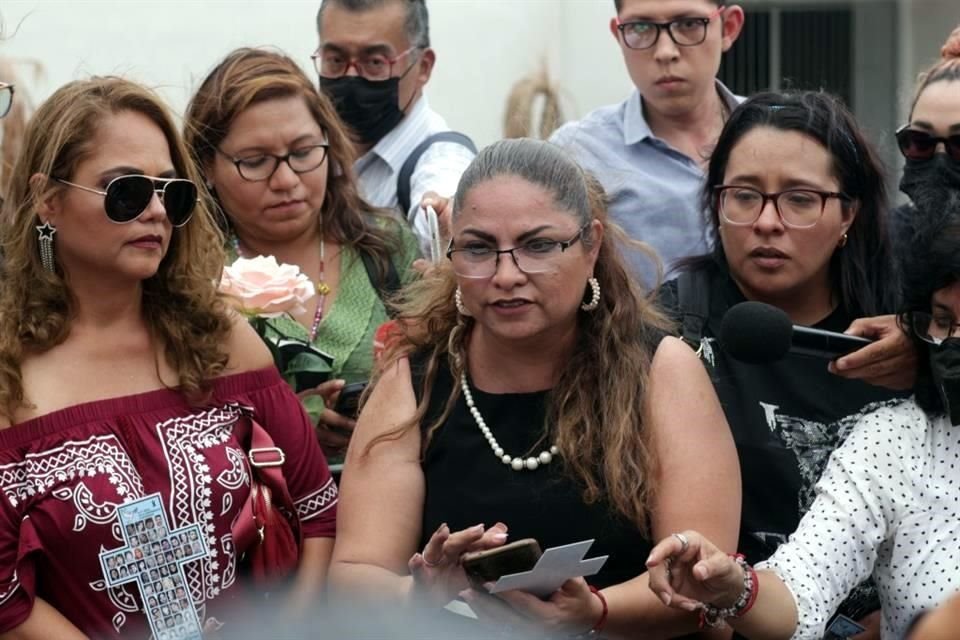 Samara Pérez (centro) dijo que las disculpas tenían que realizarse hoy.