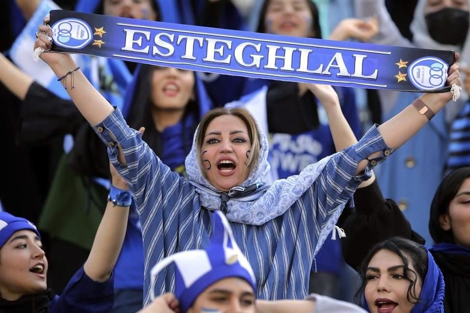 Una fan del club Esteghlal muestra una bufanda de su equipo durante un juego de la Liga Premier en el estadio Azadi en la capital iraní, Teherán.