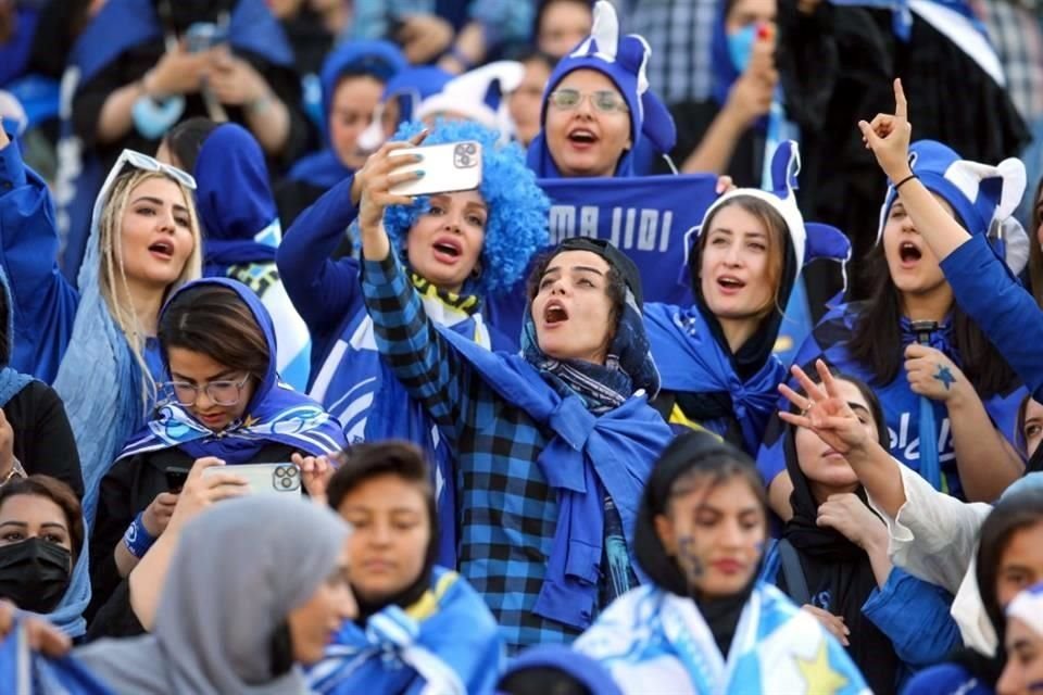 Seguidoras del club de futbol Esteghlal asisten a un partido en el estadio Azadi en la capital iraní, Teherán.