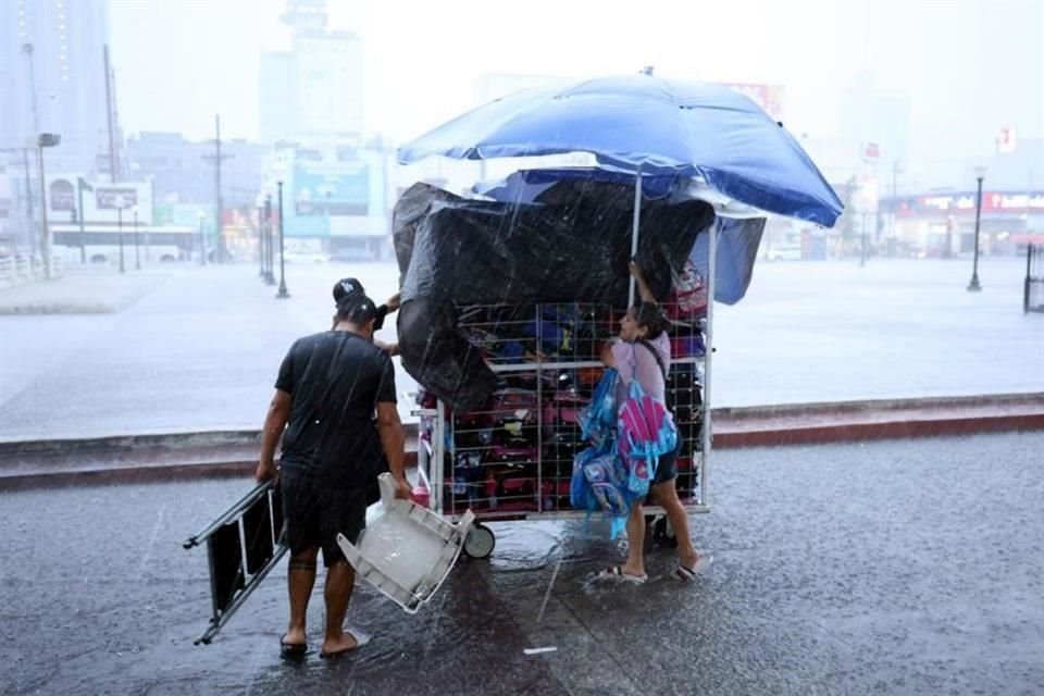 Las lluvias se registran en Monterrey, San Nicolás, Guadalupe y Juárez.