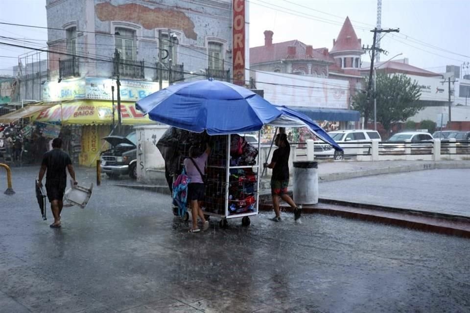 Lluvias de moderadas a fuertes y una tormenta eléctrica se presentaron en al menos 15 municipios del Estado, informó Protección Civil de Nuevo León.