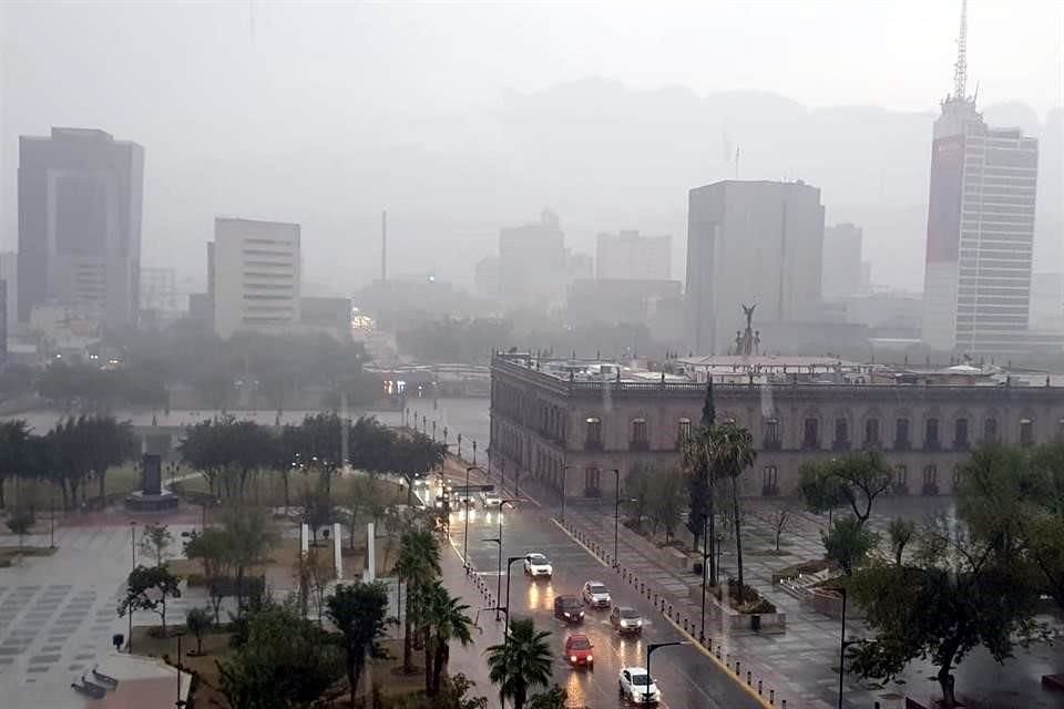 Las lluvias se presentaron desde las 15:00 horas en los municipios de China, General Bravo, Vallecillo, Sabinas Hidalgo, Allende, Montemorelos, Santiago, Galeana, Iturbide y Pesquería.