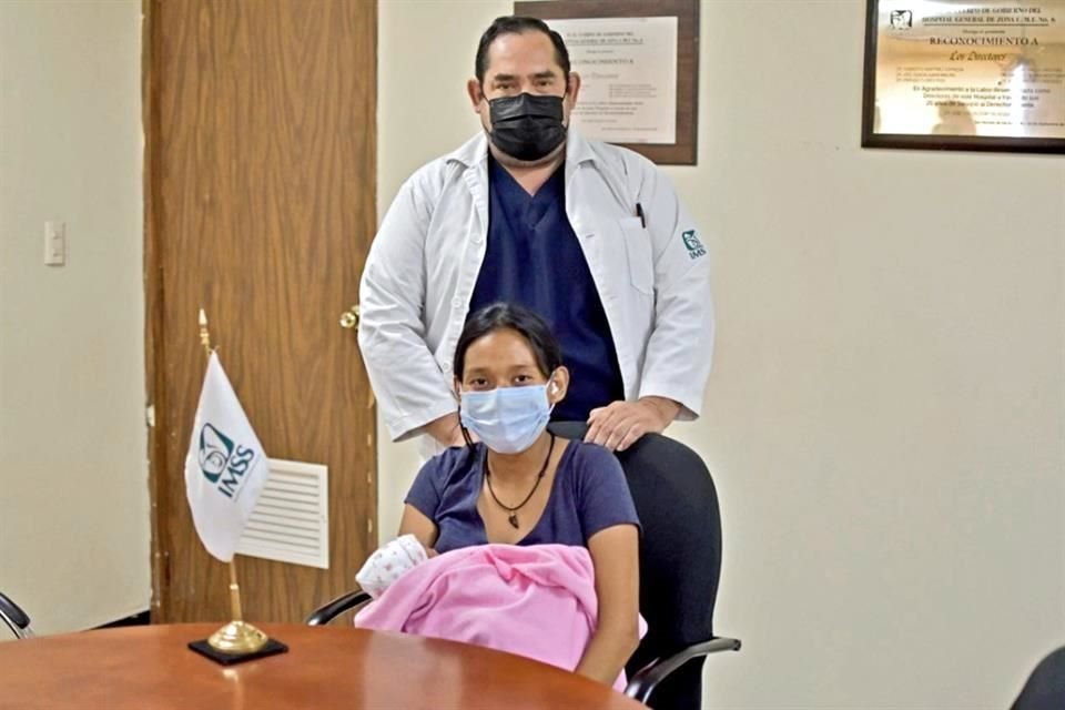 Marián Idalí Hernández con su niña y el jefe de Ginecología del hospital Juan Pablo Cuéllar López.