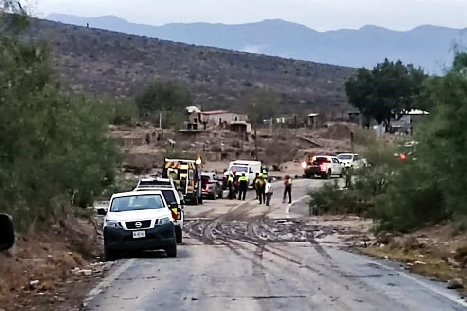 Cuerpos de rescate de García y de otros municipios en apoyo trabajan desde las 7:00 horas para localizar al hombre que conducía la camioneta Tacoma color roja, la cual fue localizada en la madrugada.