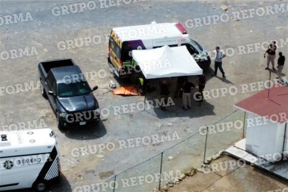 El cuerpo de Hernán Alejandro Rodríguez Escalera fue sometido a una revisión en el lugar.