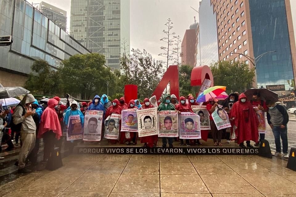 Familiares de los 43 estudiantes desaparecidos de Ayotzinapa pidieron pruebas al Gobierno federal de que sus hijos están muertos.