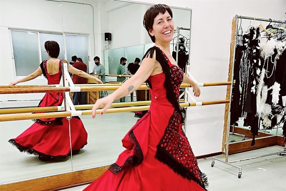 La nieta de Silvia Pinal usará este vestido durante una interpretación que hará del musical 'Hello, Dolly!', el lunes en Bellas Artes.