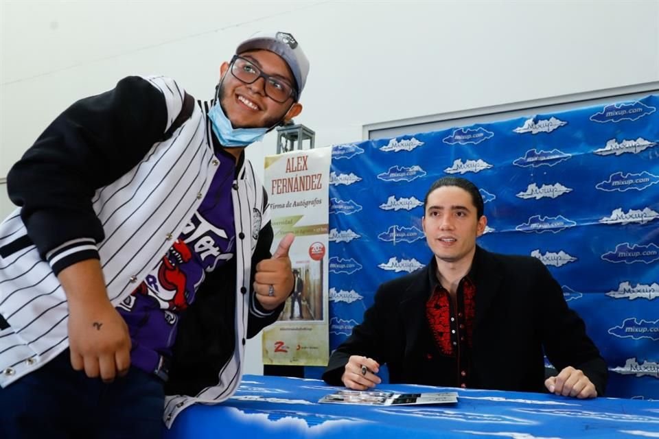 El hijo de 'El Potrillo' ofreció una firma de autógrafos a sus fans en Plaza Universidad.