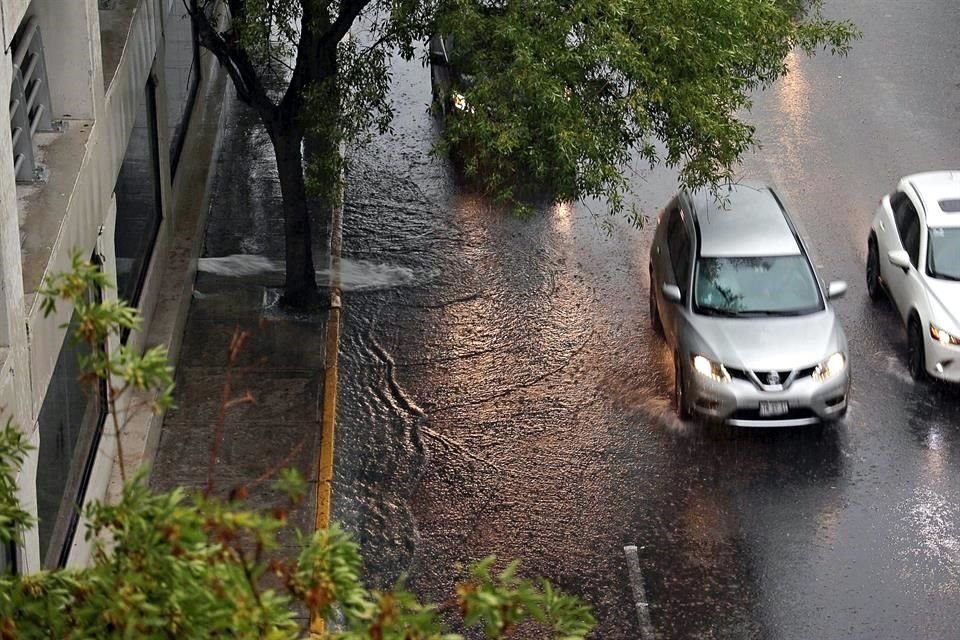 Las lluvias que se presentaron ayer provocaron encharcamientos en diferentes avenidas de la Ciudad.