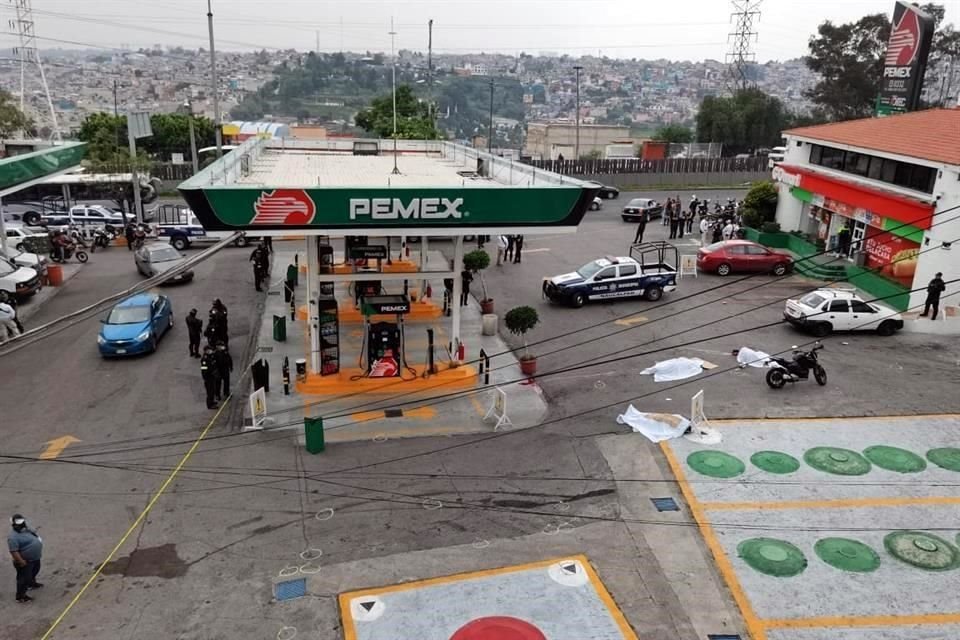 La zona fue acordonada por policías municipales, aunque la gasolinera sigue brindando servicio a automovilistas.